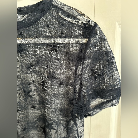 ❤️ 3/$15❤️ Stretch Lace crew neck - Picture 4 of 7